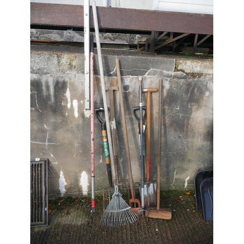 99 - LOT OF HAND TOOLS