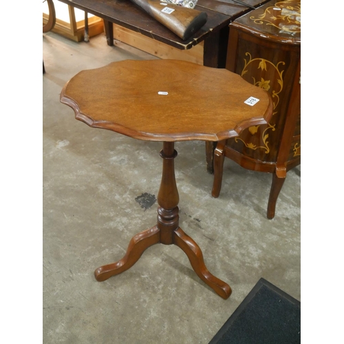 318 - VICTORIAN WALNUT LAMP TABLE