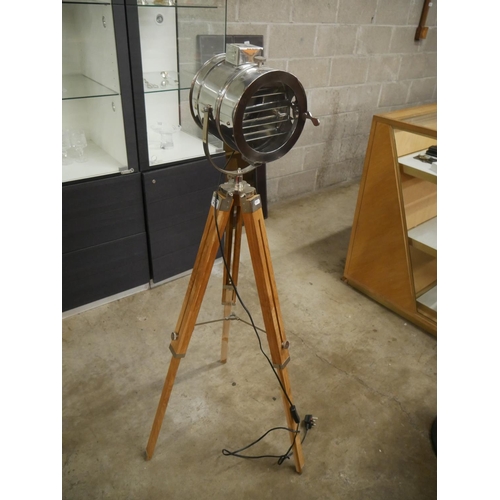 271 - TRIPOD LAMP