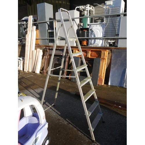 44 - ALUMINIUM STEP LADDER