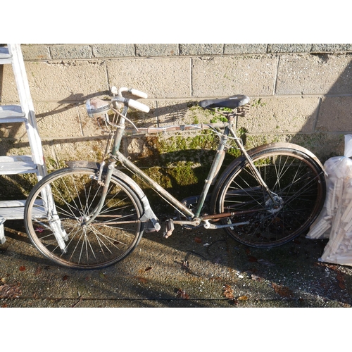 61 - VINTAGE RALEIGH BIKE