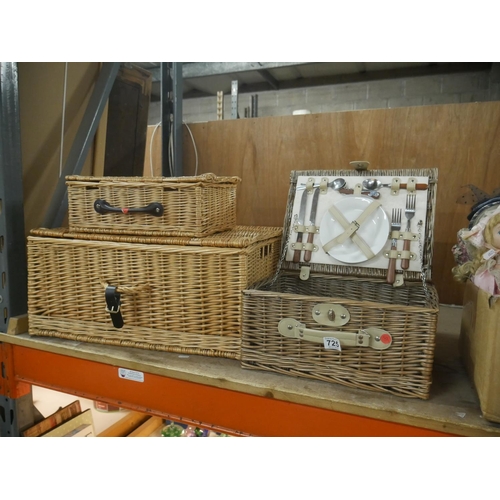 725 - PICNIC HAMPER & 2 BASKETS