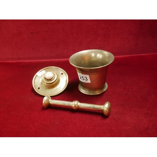 253 - BRASS PESTLE & MORTAR PLUS OLD DOOR BELL BUTTON