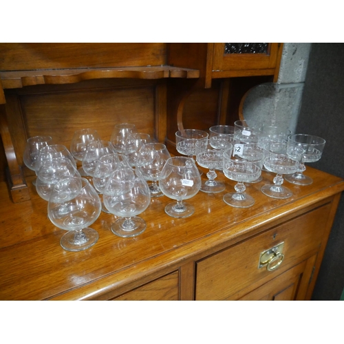 452 - SELECTION OF GLASS