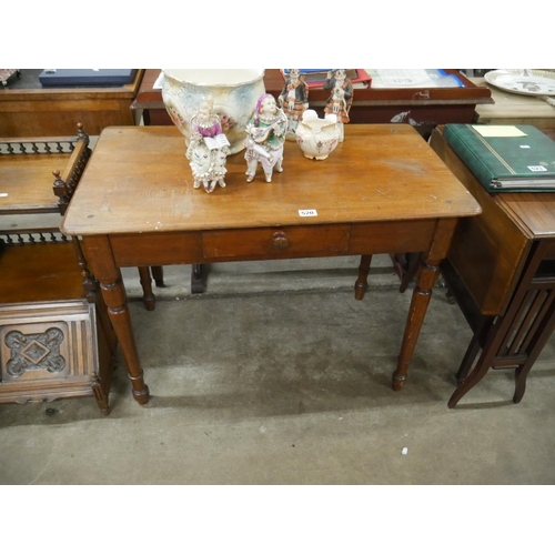 520 - SMALL VICTORIAN TABLE