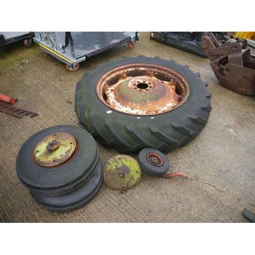 24 - LOT OF AGRICULTURAL WHEELS