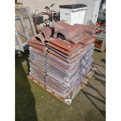 15 - PALLET OF TILES & RIDGING