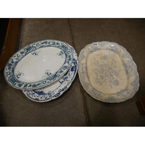 699 - BLUE & WHITE PLATTERS