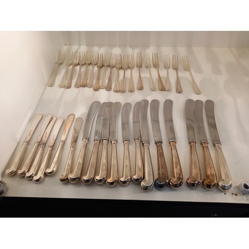 286 - LARGE HALLMARKED SOLID SILVER CANTEEN OF  CUTLERY - TOTAL WEIGHT 7980gms - 
METAL KNIFE BLADES - SMA... 