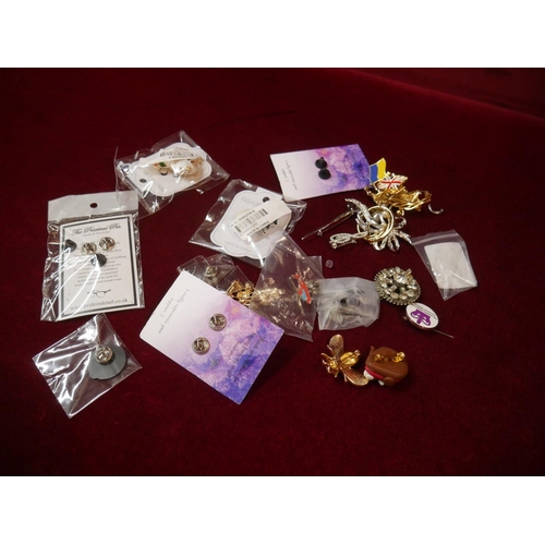 383 - BAG OF COSTUME BROOCHES