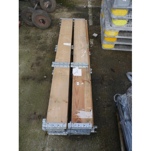 7 - LOT OF PALLET RISERS