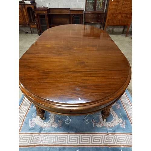 537 - VICTORIAN EXTENSION TABLE WITH 2 LEAVES AND WINDER