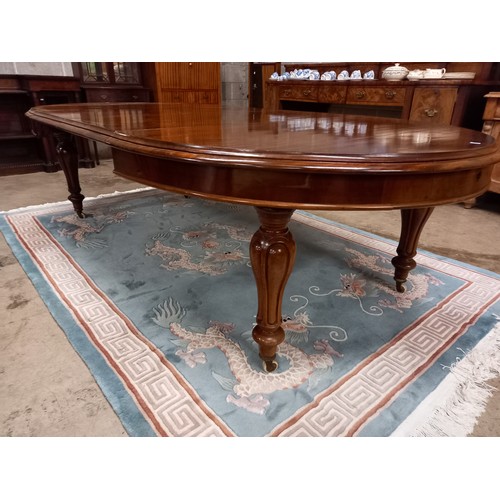 537 - VICTORIAN EXTENSION TABLE WITH 2 LEAVES AND WINDER