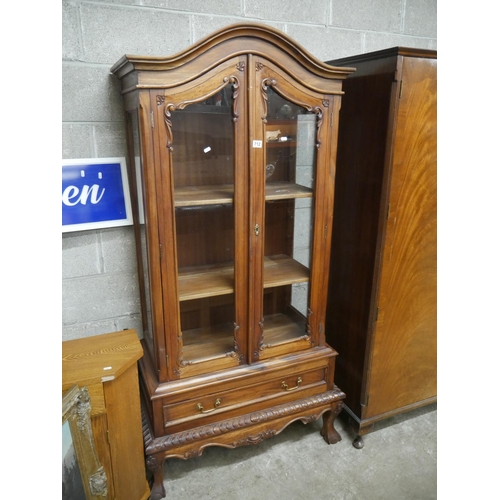 712 - 2 DOOR DISPLAY CABINET