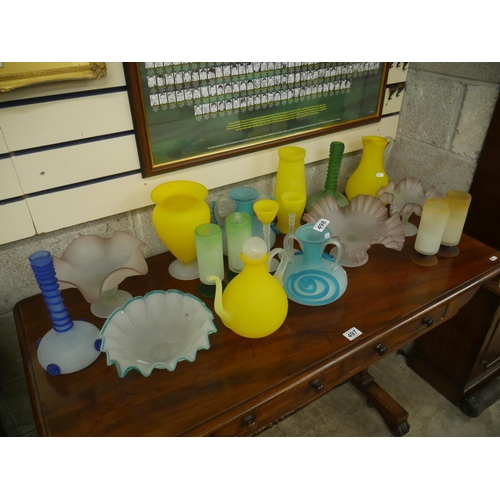 498 - LOT OF ART GLASS