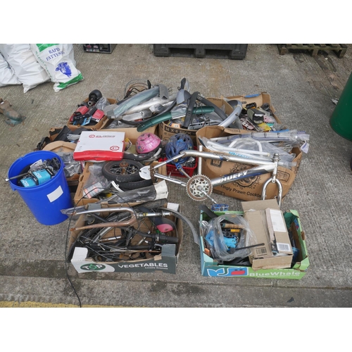 18 - LARGE LOT OF BICYCLE PARTS