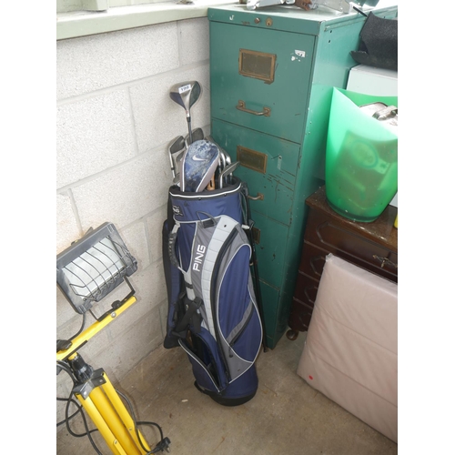 198 - BAG OF GOLF CLUBS