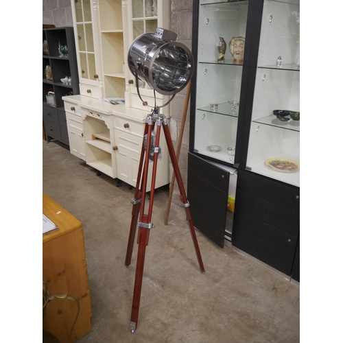 390 - LARGE LIGHT ON TRIPOD