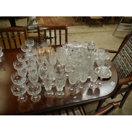 635 - LARGE LOT OF GLASSWARE