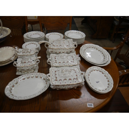 667 - LARGE VICTORIAN DINNER SERVICE