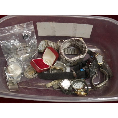 704 - BOX OF MIXED JEWELLERY