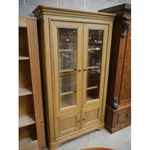 463 - OAK DISPLAY CABINET