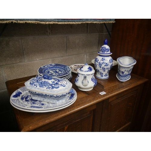 471 - LOT OF BLUE & WHITE CERAMICS