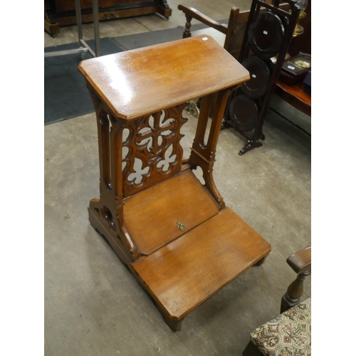 516 - ANTIQUE OAK PRAYER KNEELER