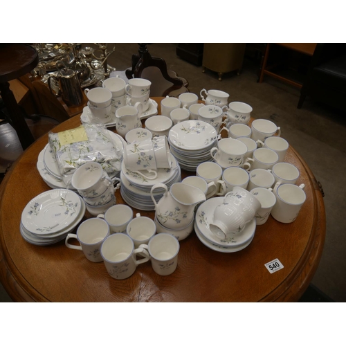 541 - LARGE ELIZABETHAN TEA & DINNERWARE