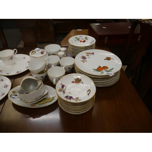 623 - LOT ROYAL WORCESTER EVESHAM DINNERWARE