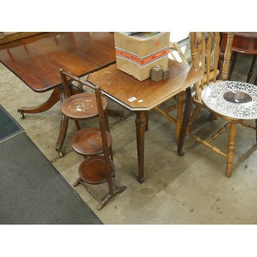 660 - OAK TABLE & FOLDING CAKE STAND