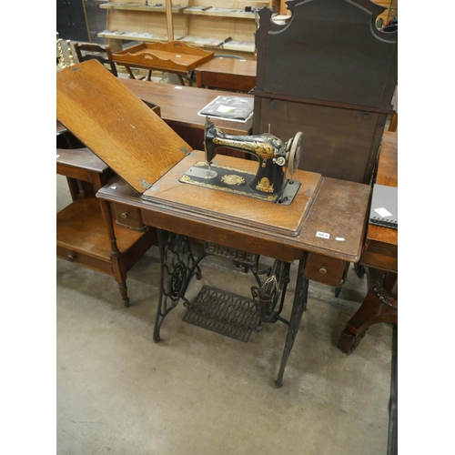 663 - SINGER SEWING MACHINE