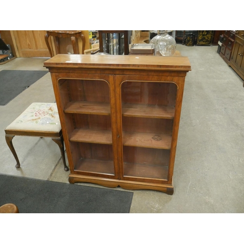 558 - VICTORIAN WALNUT 2 DOOR BOOKCASE