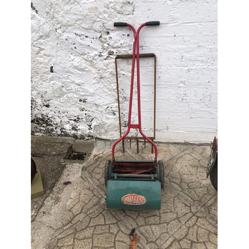 415 - GARDEN AERATOR & VINTAGE LAWNMOWER