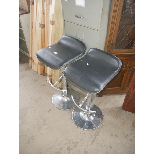 168 - 2 HIGH STOOLS