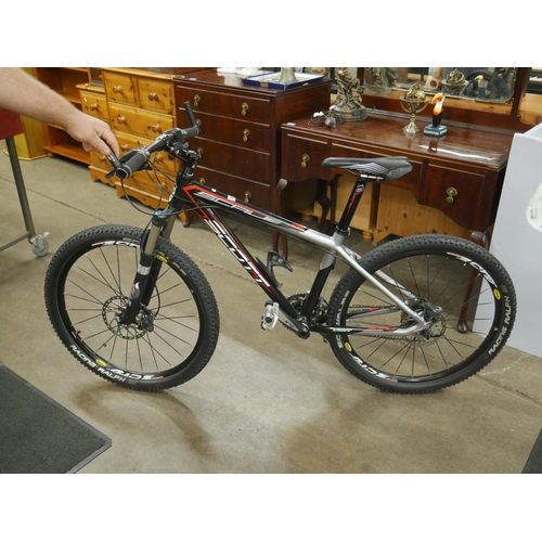 Used carbon discount fiber mountain bike