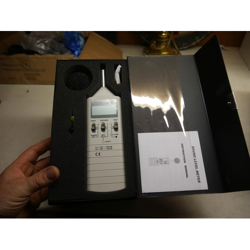 864 - SOUND LEVEL METER