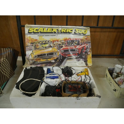 880 - RACING CAR SET, NO CARS