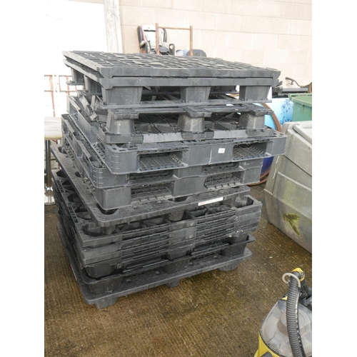 39 - LOT OF PLASTIC PALLETS