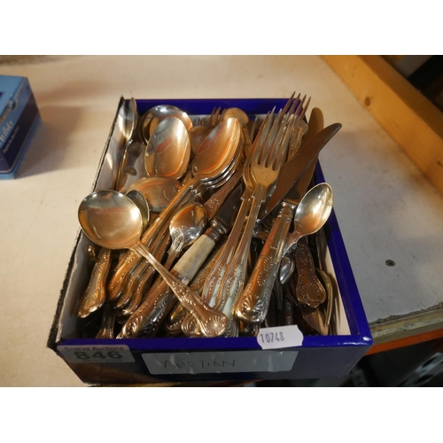 846 - BOX OF CUTLERY