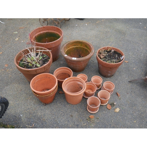 71 - LOT OF TERRACOTTA POTS