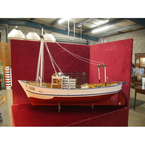 862 - MODEL SHIP