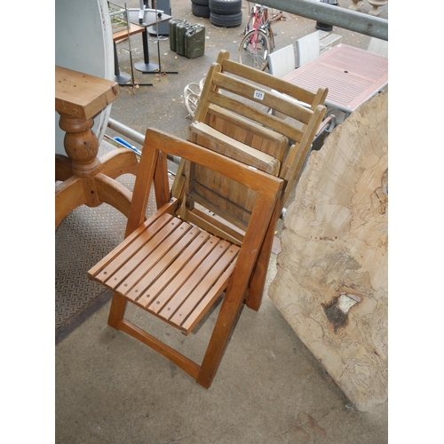 121 - 3 FOLDING CHAIRS