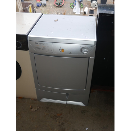 127 - TUMBLE DRYER - NEEDS DOOR CATCH