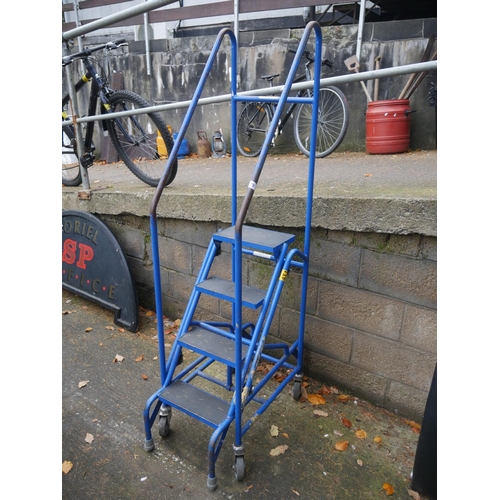 79 - STEP TROLLEY