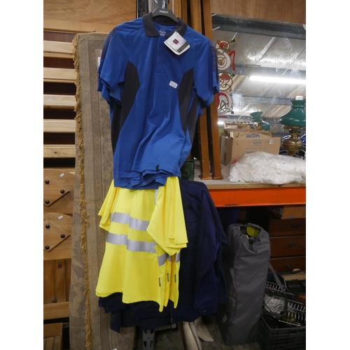 884 - LOT OF WORK WEAR