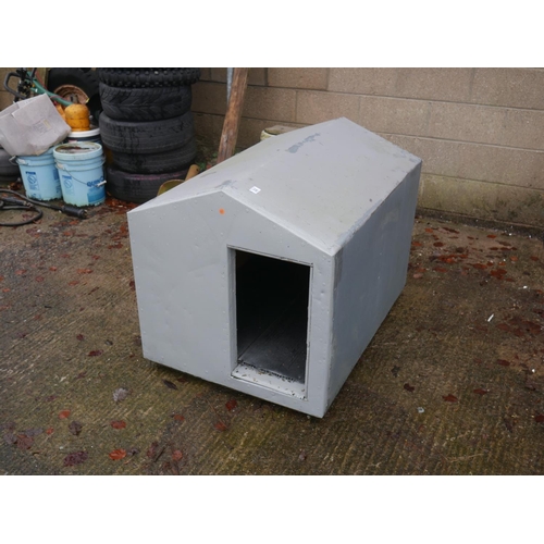 32 - INSULATED DOG BOX