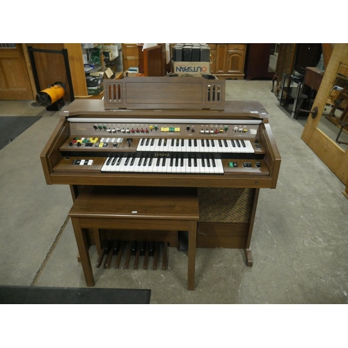 661 - ELECTRIC ORGAN - WORKING BUT PUTTING OUT SOME SMOKE - SAS