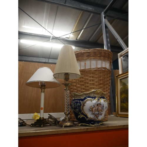 698 - LARGE BASKET, PLANTERS & TABLE LAMP