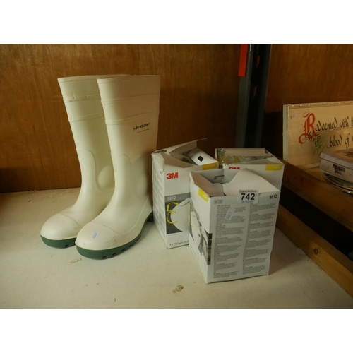 742 - SAFETY WELLINGTONS & DUST MASKS